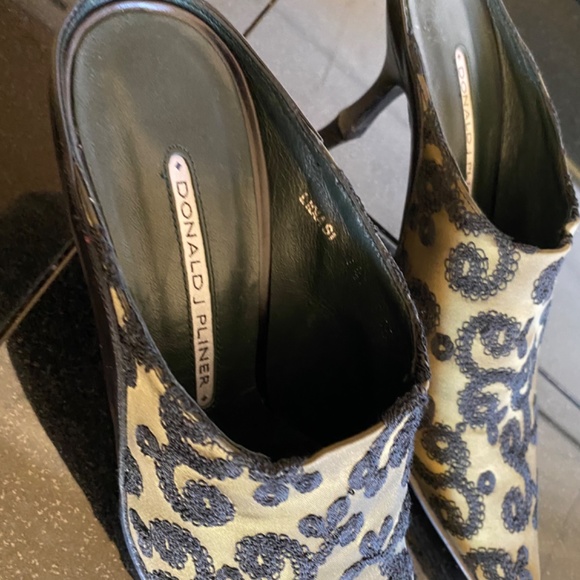 Donald J. Pliner (Made in the Mountains of Italy) - Picture 8 of 10